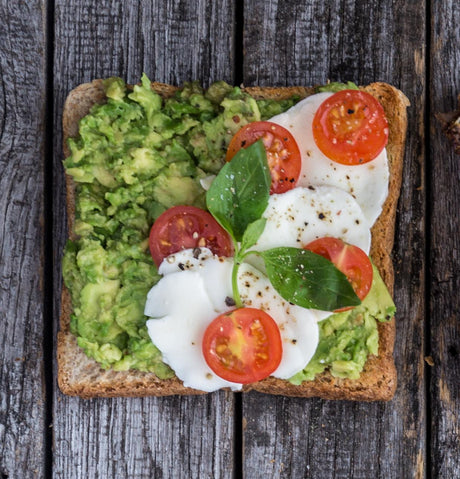 Avokádós toast mozzarellával és paradicsommal