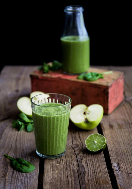 Almás smoothie mentával és limelével