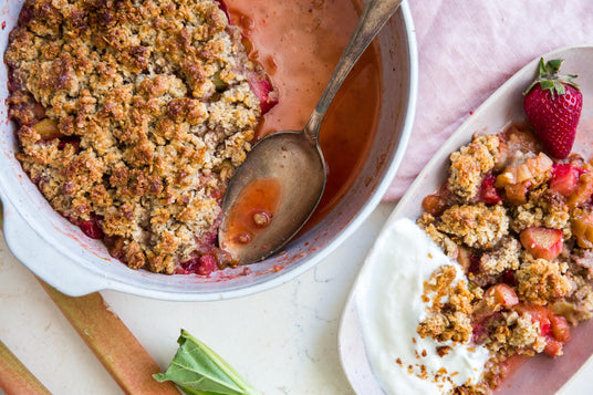 Crumble, azaz morzsasüti rebarbarával és eperrel