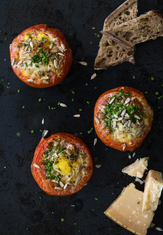 Sült paradicsom metélőhagymával és parmezánnal