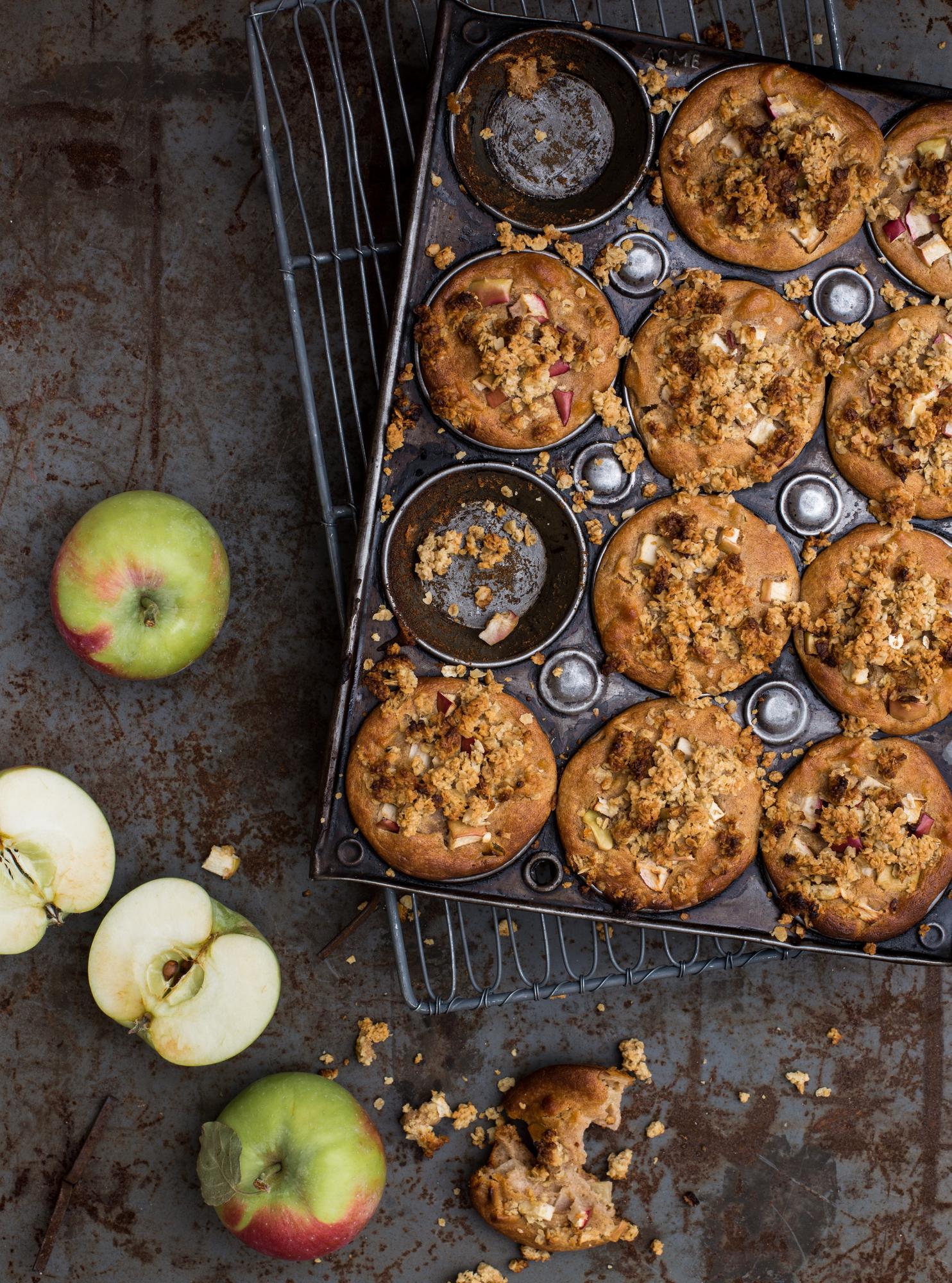 Almás muffin sült almával és morzsával
