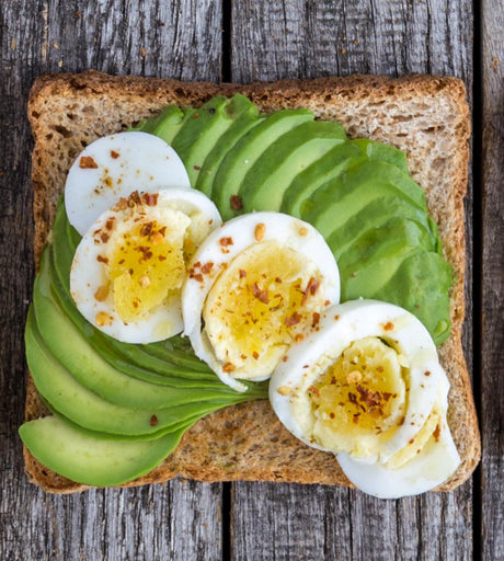 Avokádós toast tojással és chilipaprikával