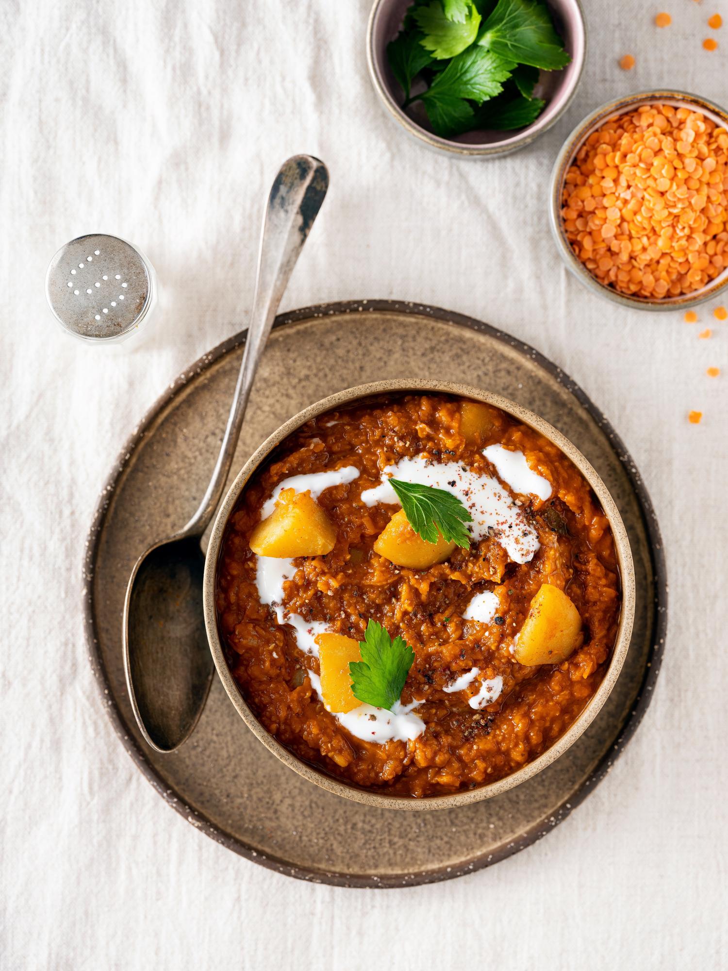 Burgonyás gulyás vörös lencsével