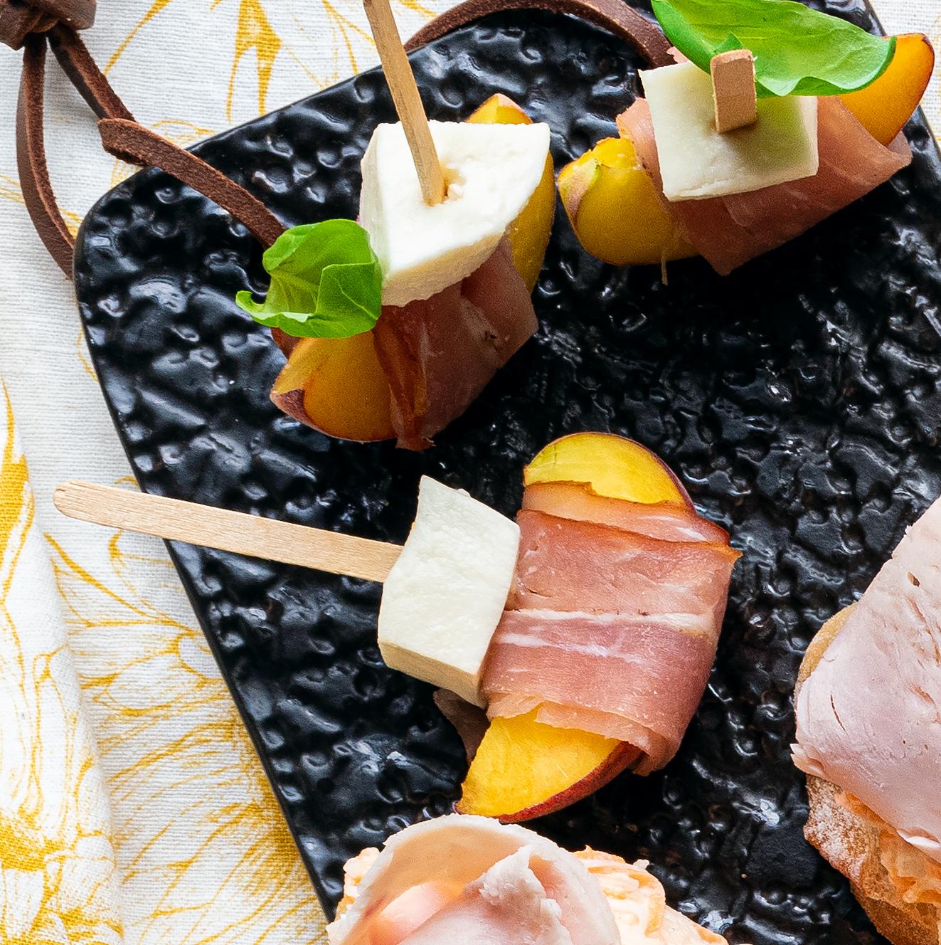 Őszibarack pármai sonkával és mozzarellával