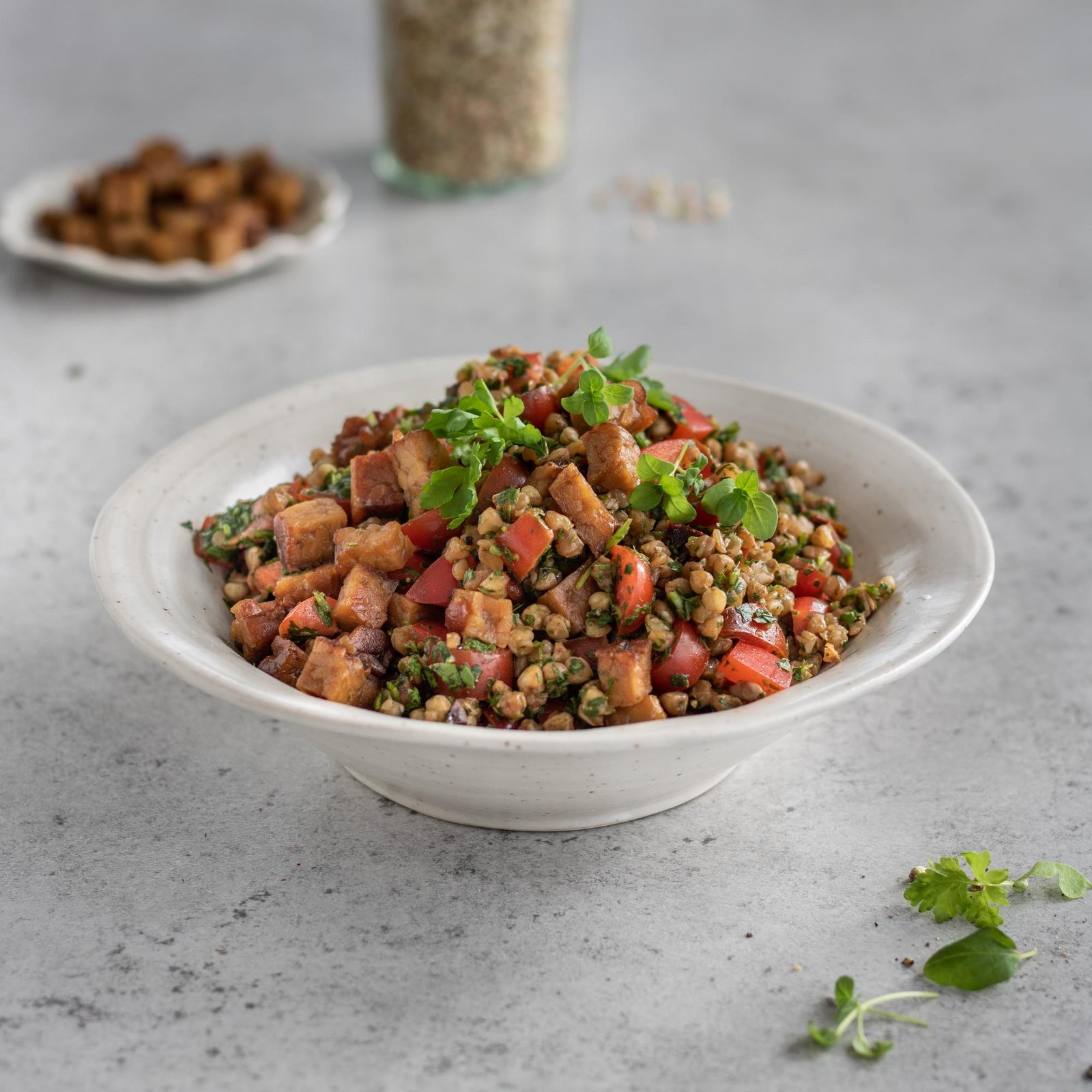 Hajdinasaláta tempeh-hel