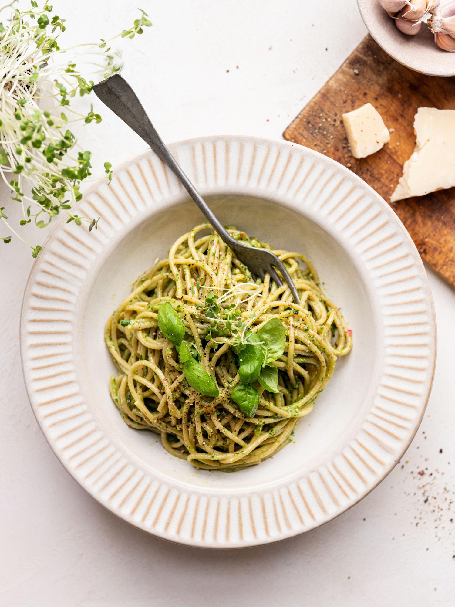 Teljes kiőrlésű spagetti sült fokhagymás pestóval