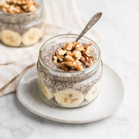 Chia puding banánnal és dióval