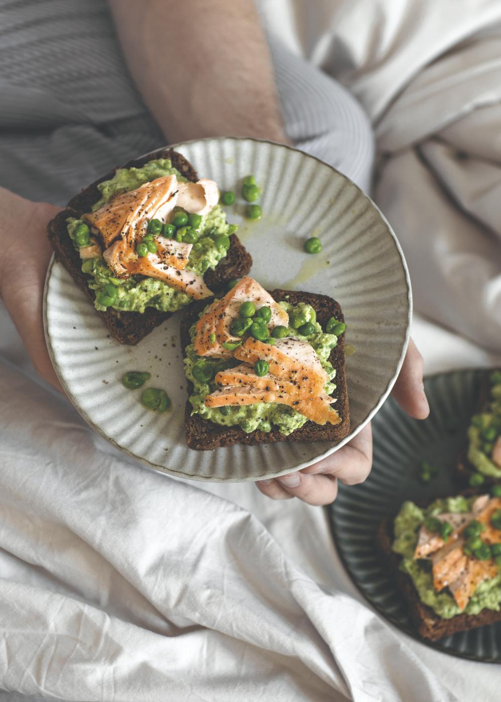 Borsópüré és sült lazac teljes kiőrlésű kenyéren