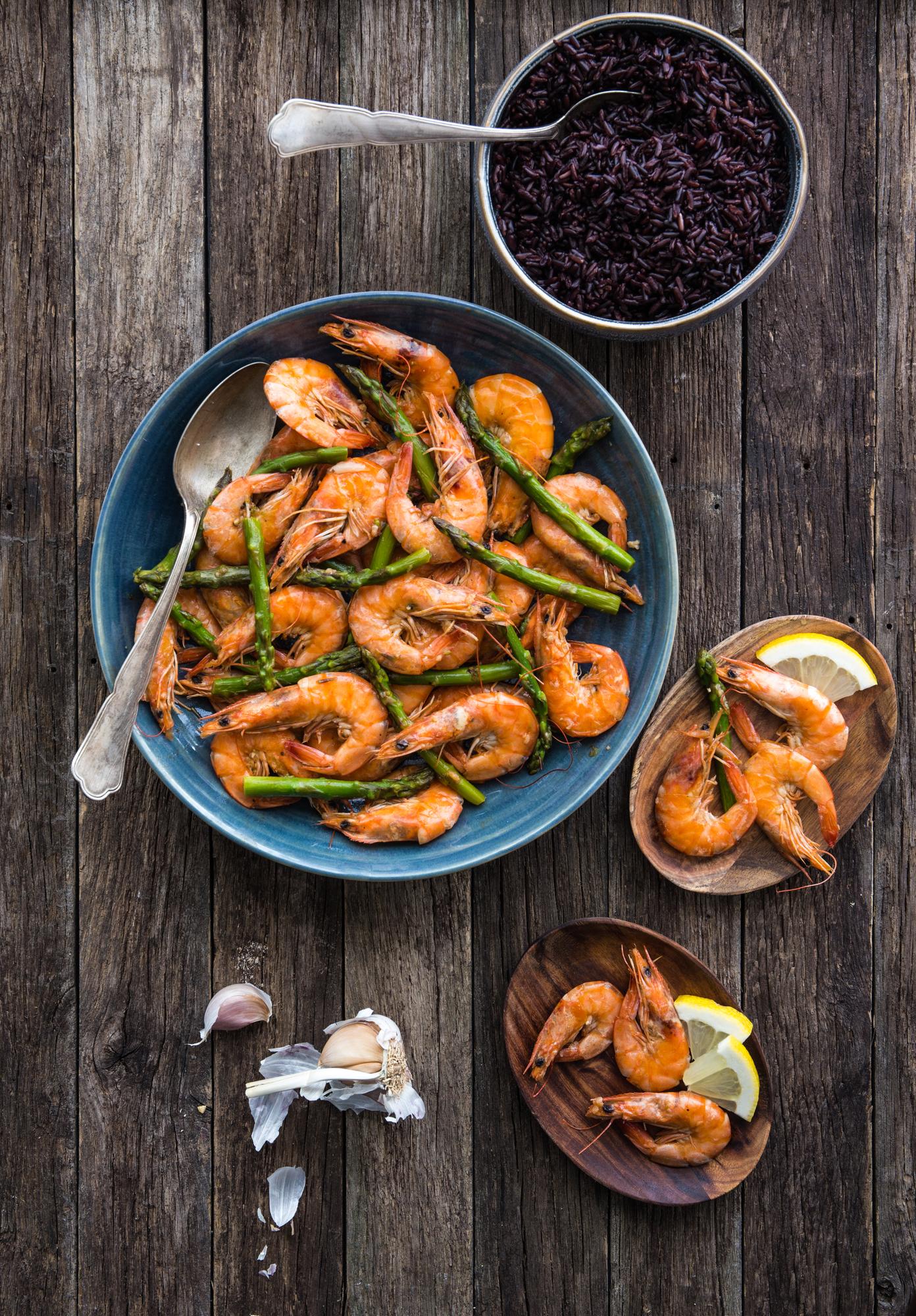 Garnélarák spárgával