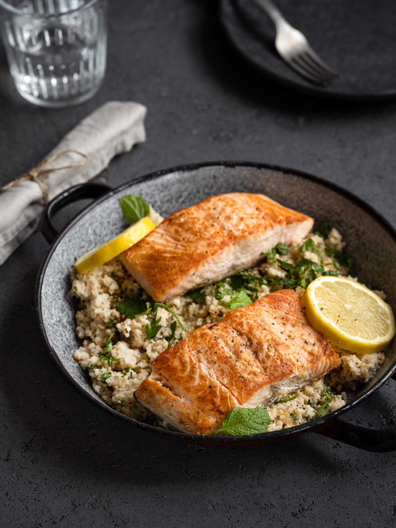 Sült lazac teljes kiőrlésű kuszkusszal és fűszernövényekkel