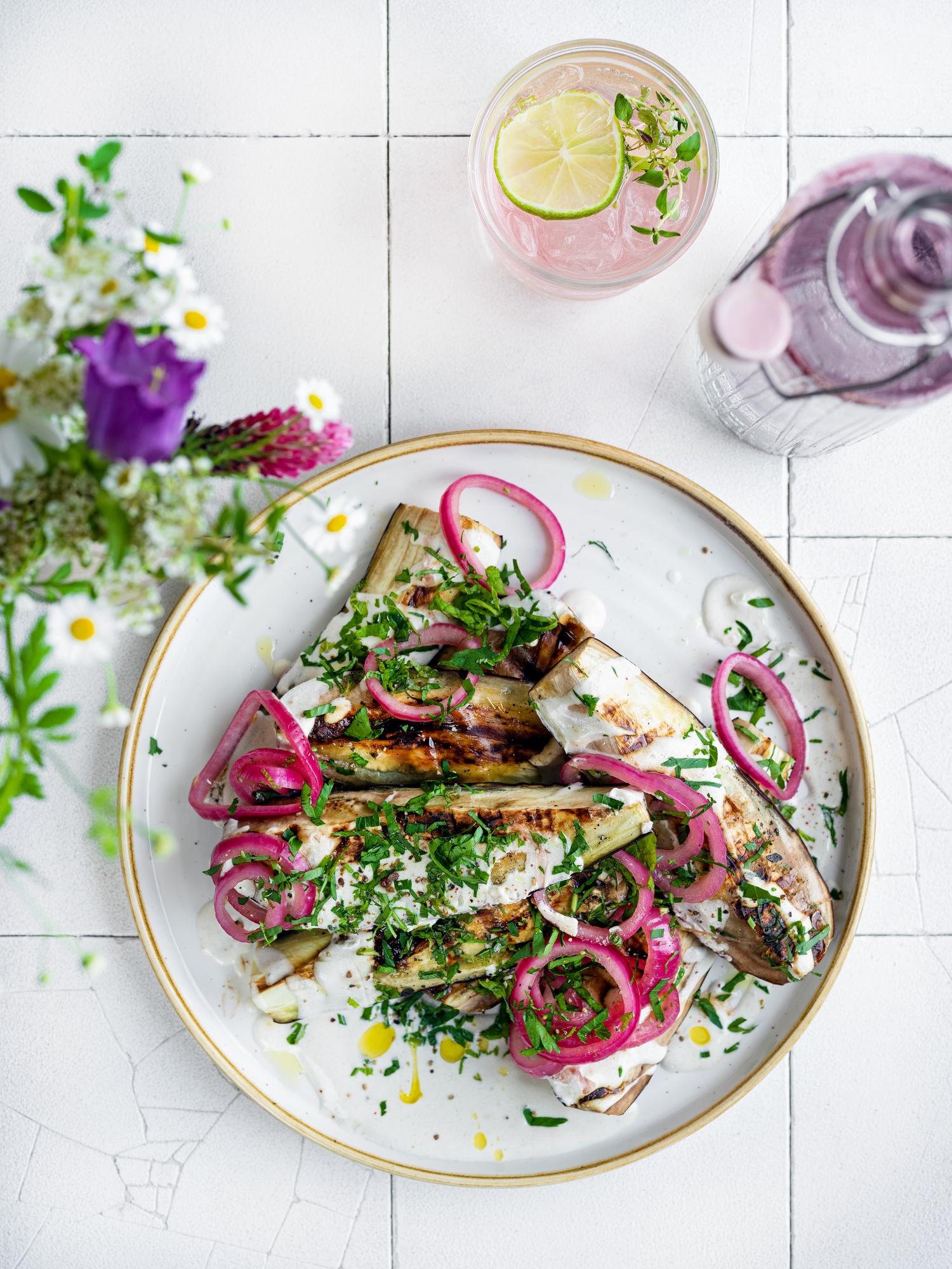 Grillezett padlizsán tahini mártással és pácolt hagymával