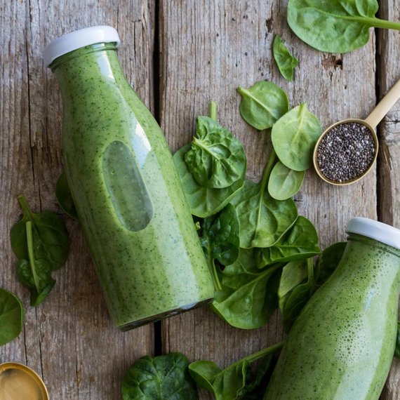 Zöld smoothie avokádóval, banánnal és ananásszal