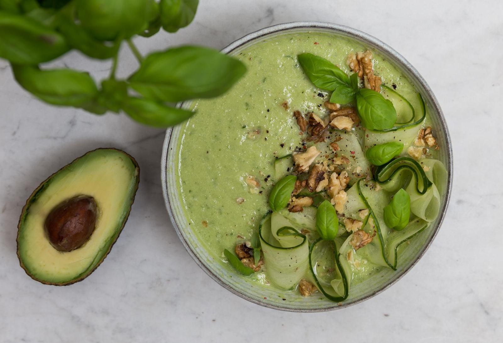 Uborkás gazpacho avokádóval és bazsalikommal