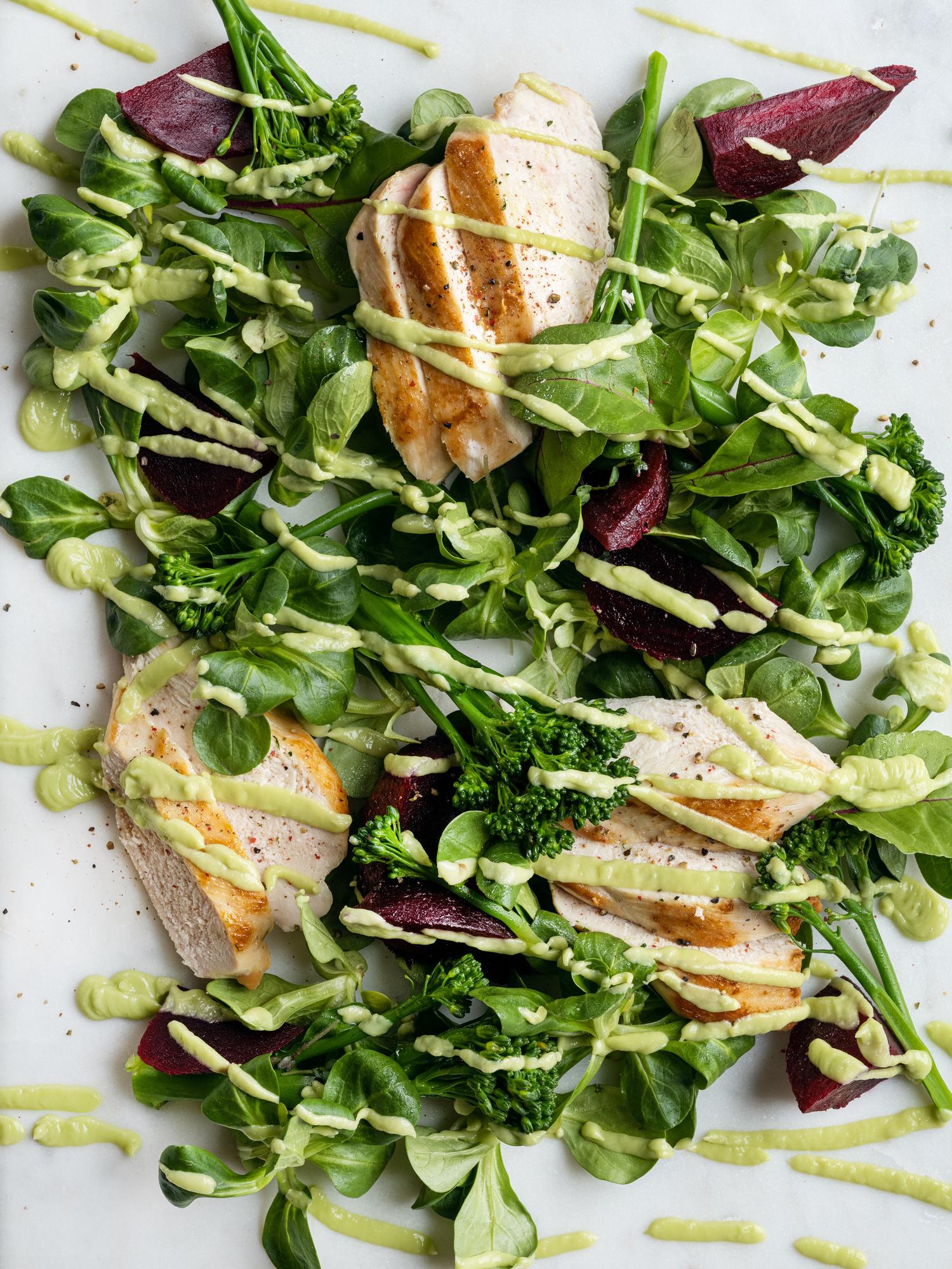 Csirkés saláta avokádós pestóval