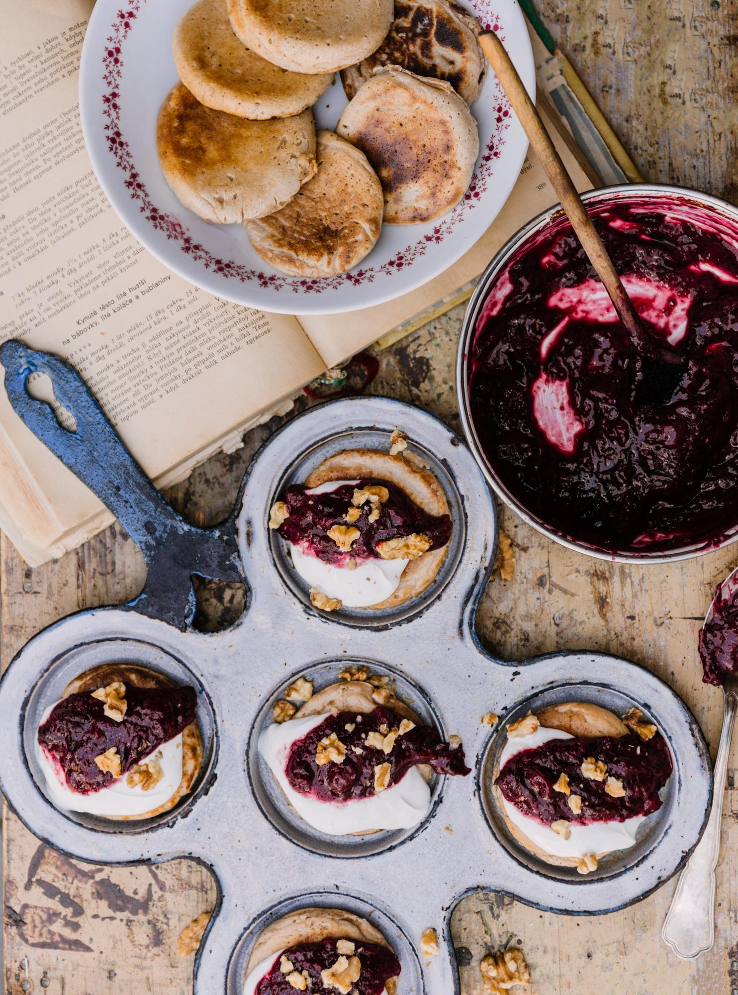 Élesztős palacsinta szilvával és tejföllel