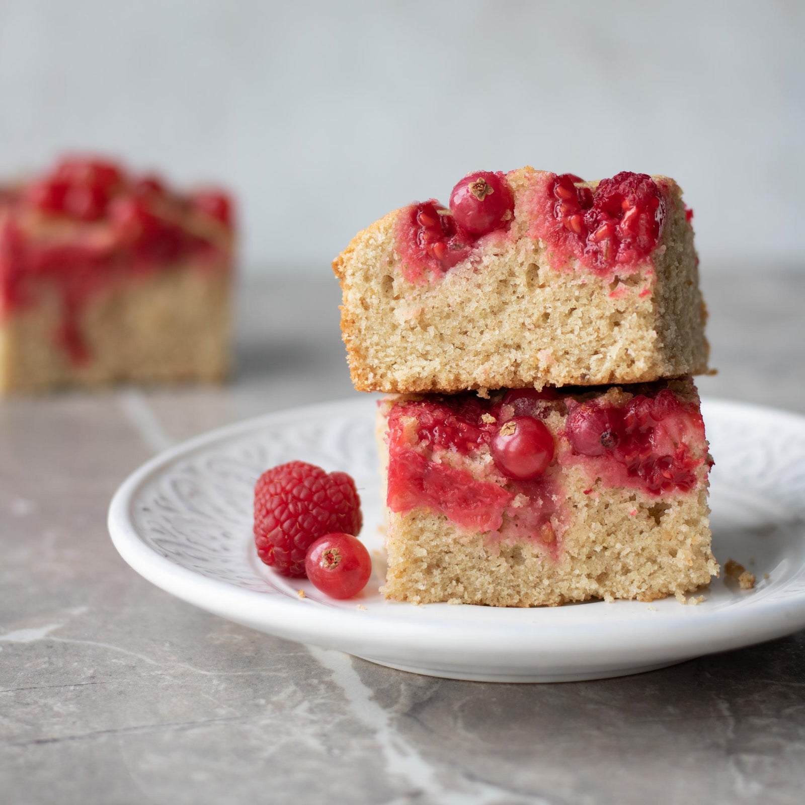 Málna-ribizli piskóta árpalisztből