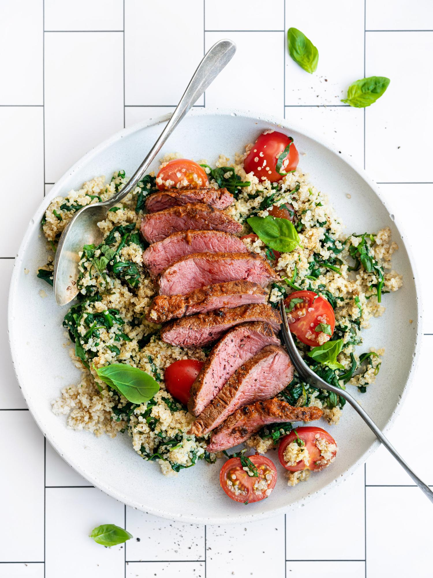 Marhasteak spenótos quinoával