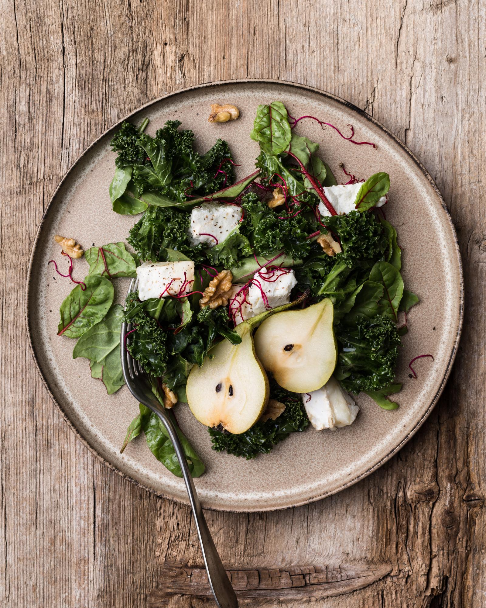 Körte saláta kecskesajttal és dióval