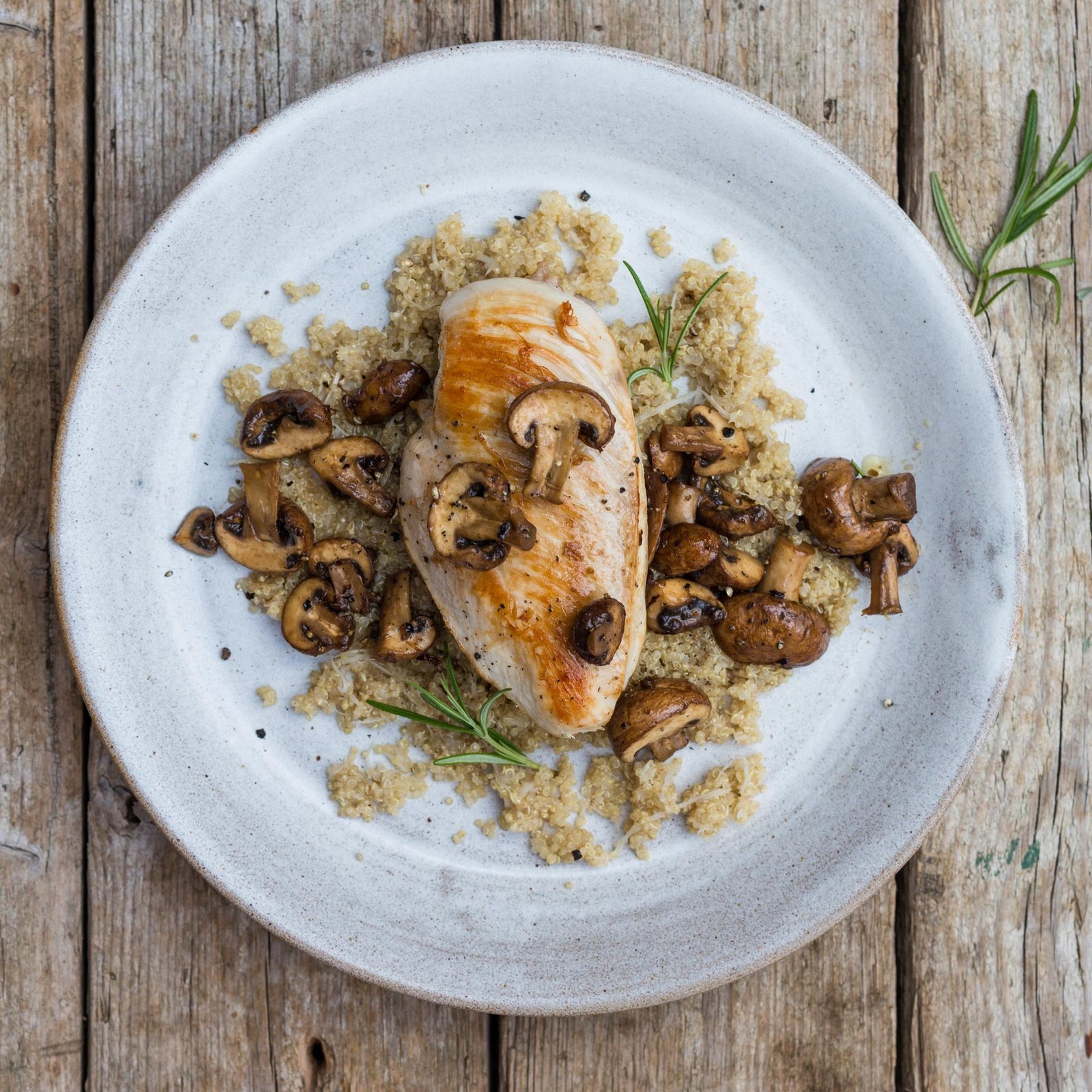 Tormás quinoával és gombával sült csirkemell