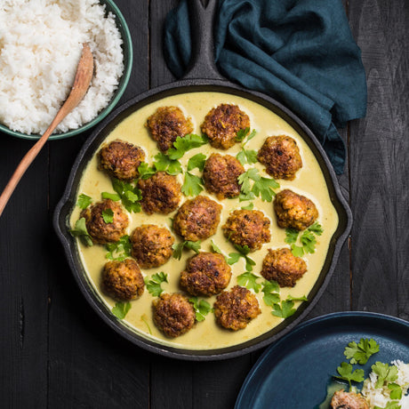Csirkehús golyók kókusztejes curry mártásban
