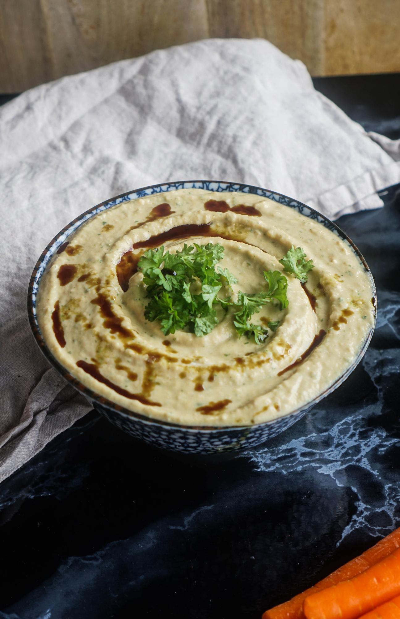 Hummus joghurttal és petrezselyemmel