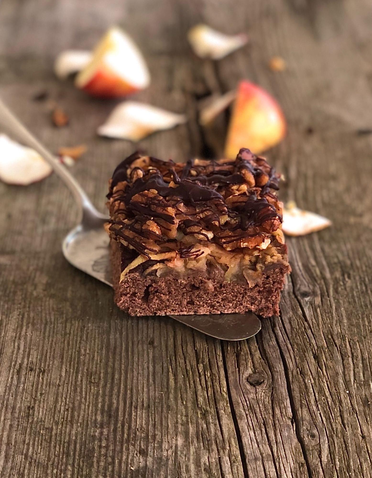 Kakaós sütemény almával és dióval