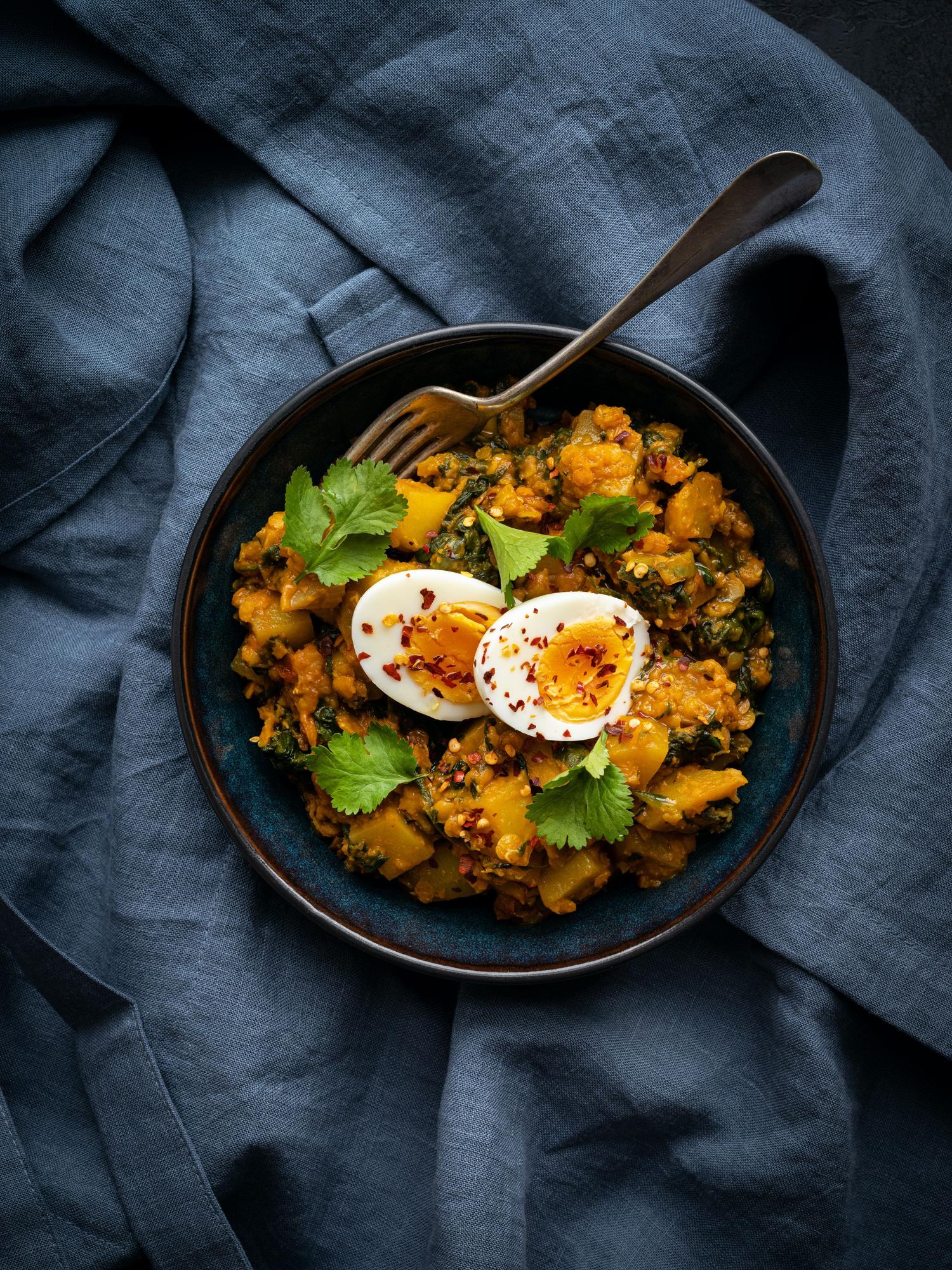 Curry vörös lencsével és tojással