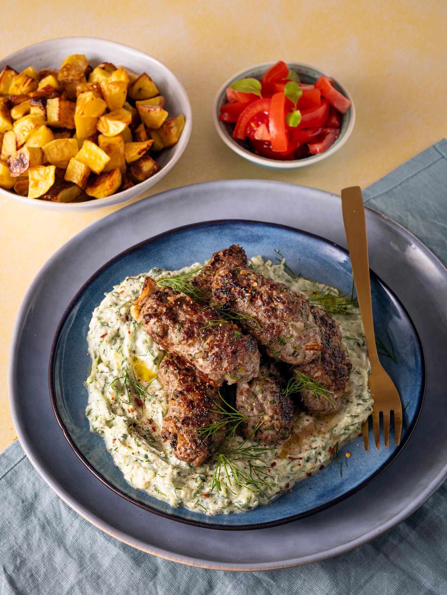 Kofta tzatzikivel és sült krumplival