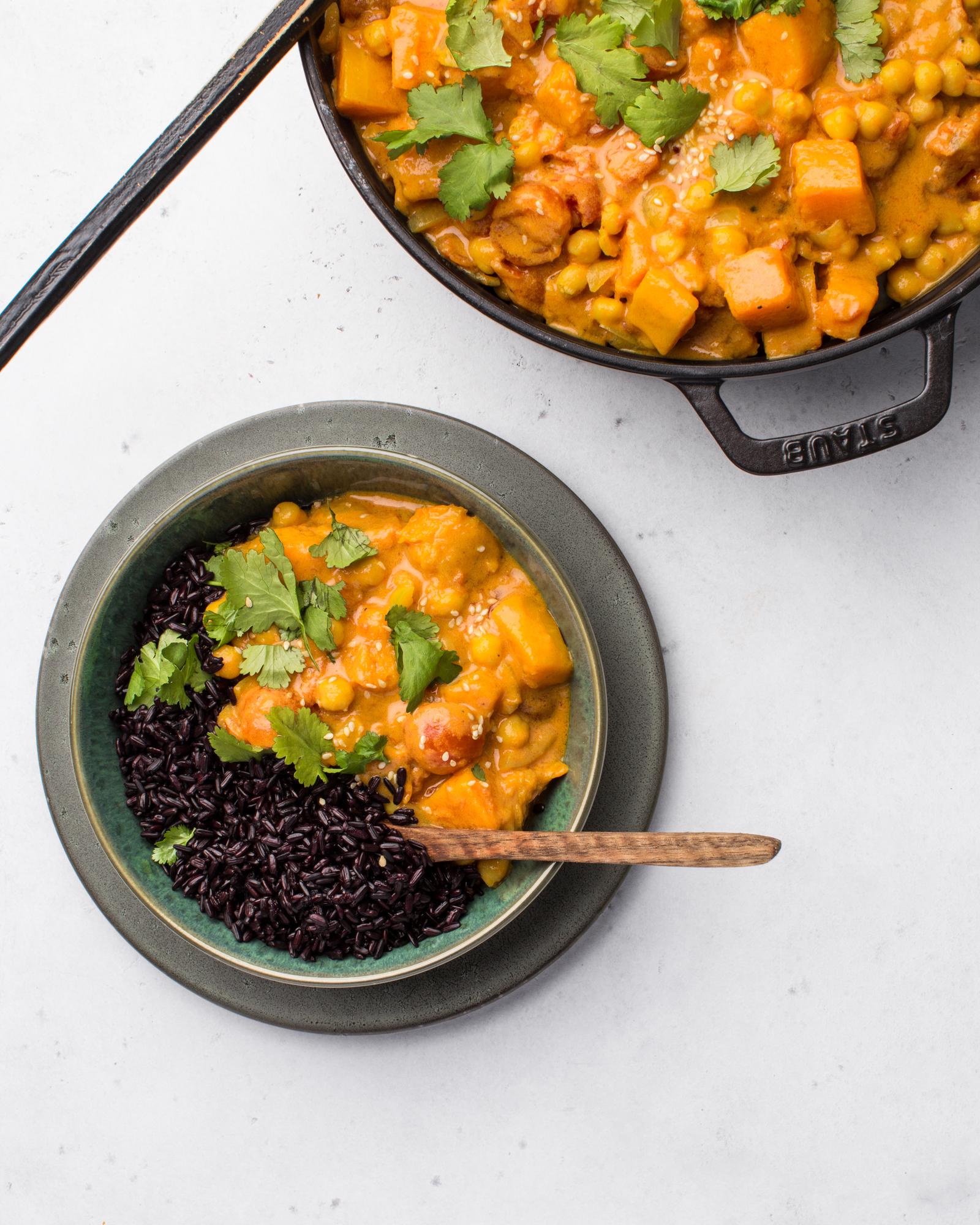 Tökös curry csicseriborsóval és kókusztejjel