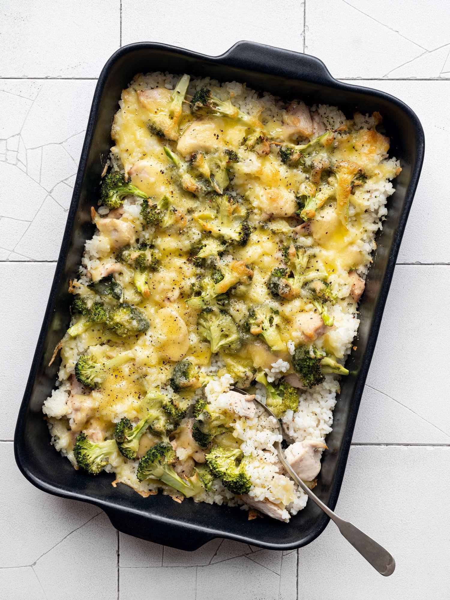 Csirkés casserole brokkolival és rizzsel