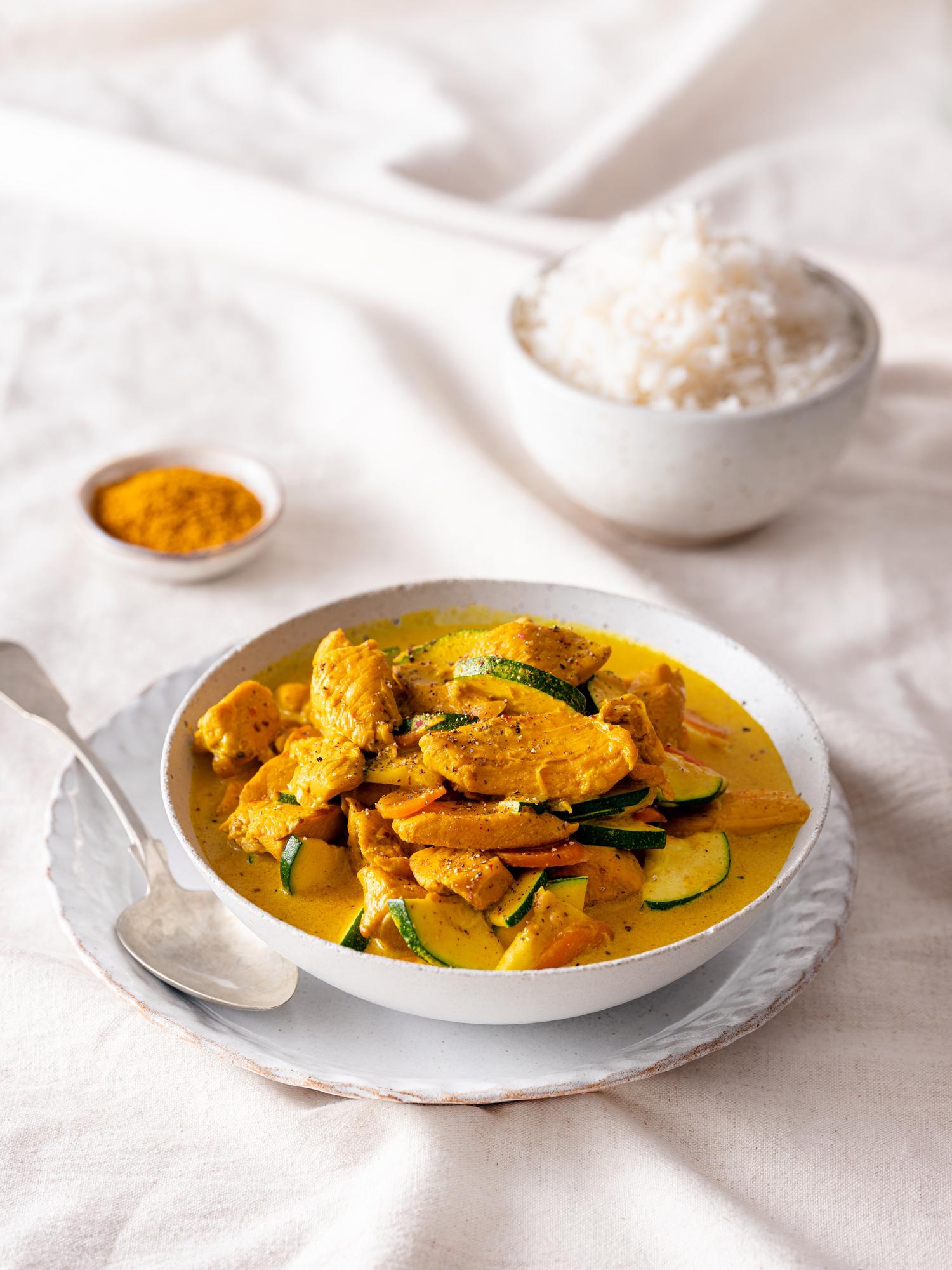 Csirkés falatok curryszószban