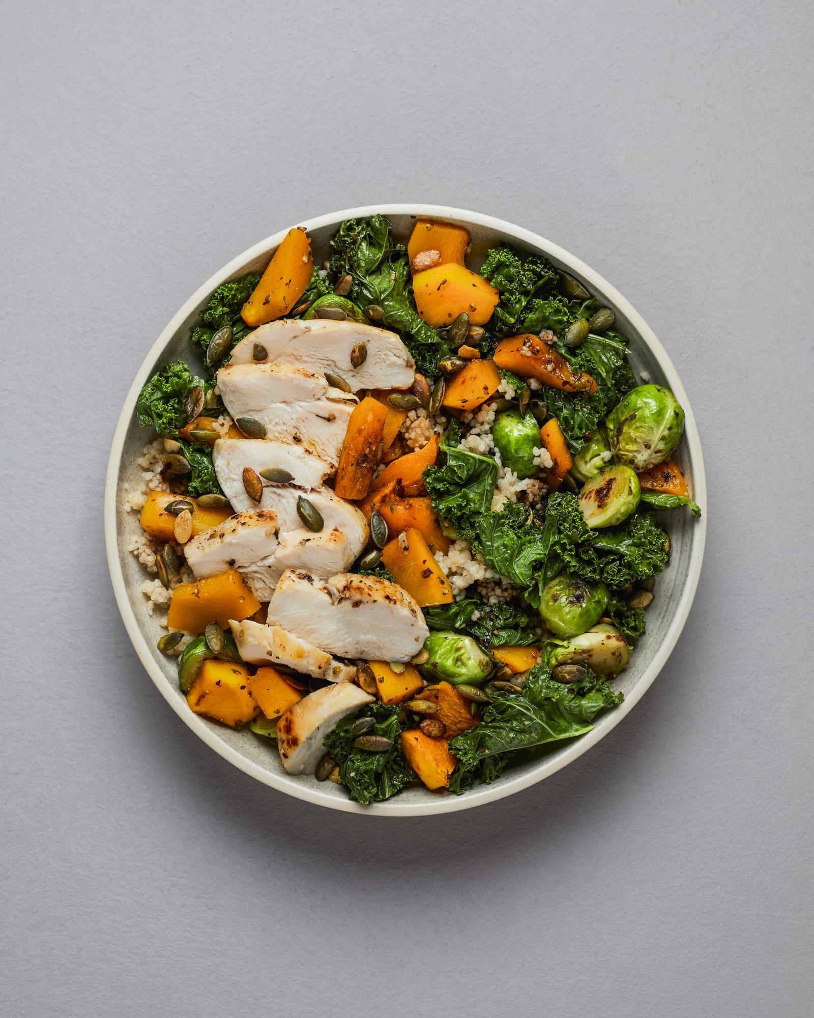 Csirkés saláta sütőtökkel és kelbimbóval