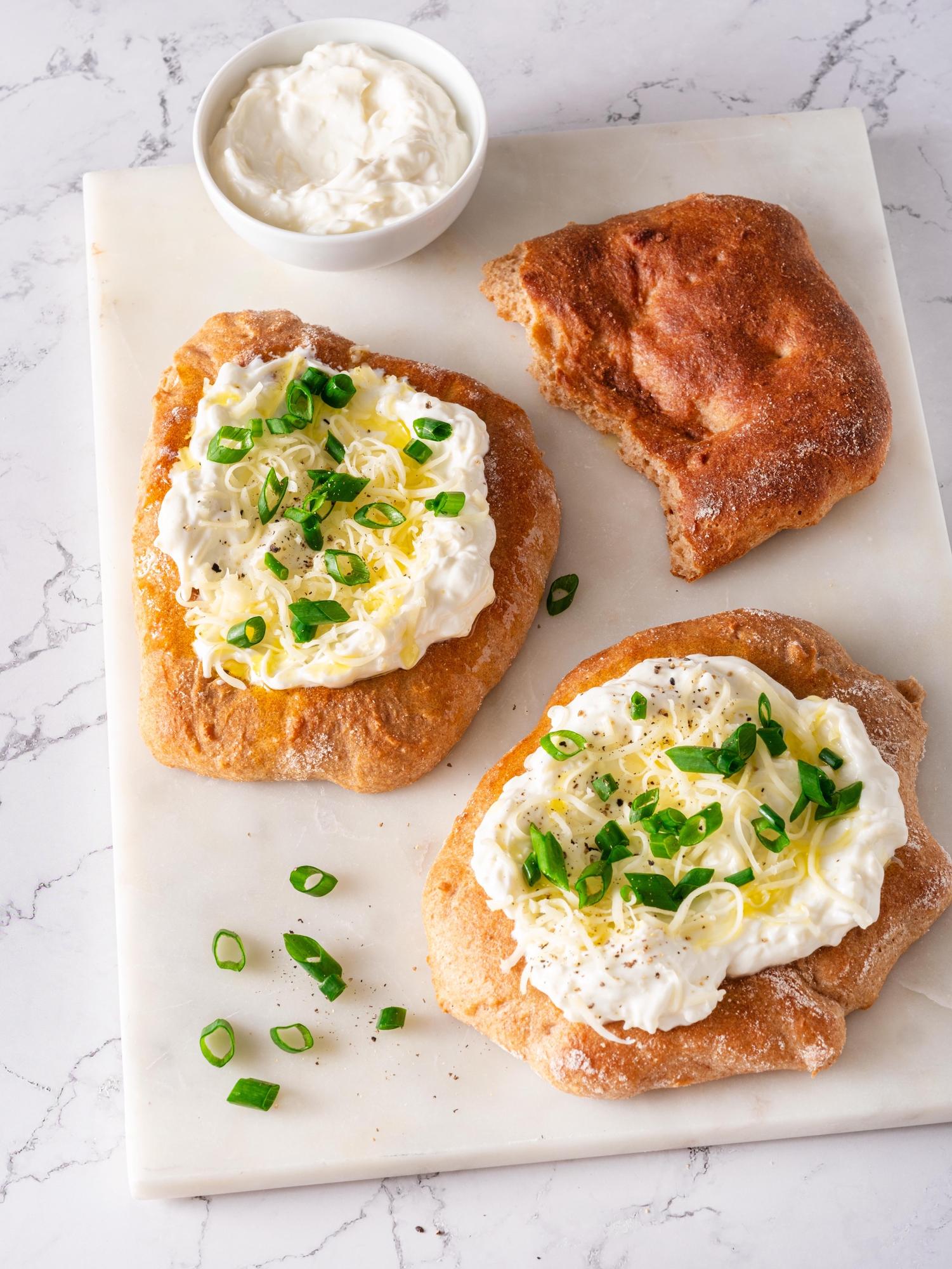 Magyar lángos túrós mártogatóval és fokhagymával