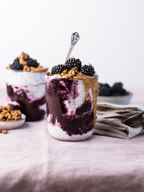 Chia parfait szederrel és granolával