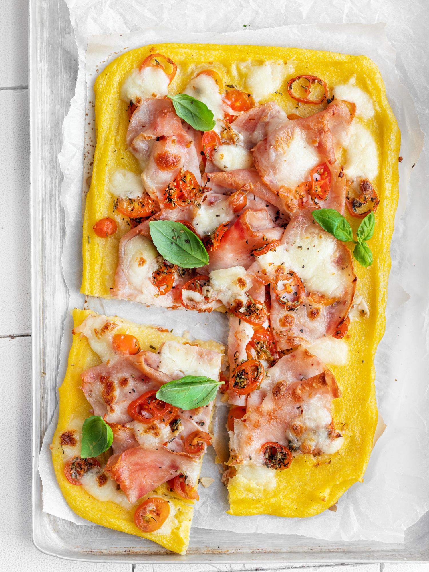 Polentapizza tepsiben