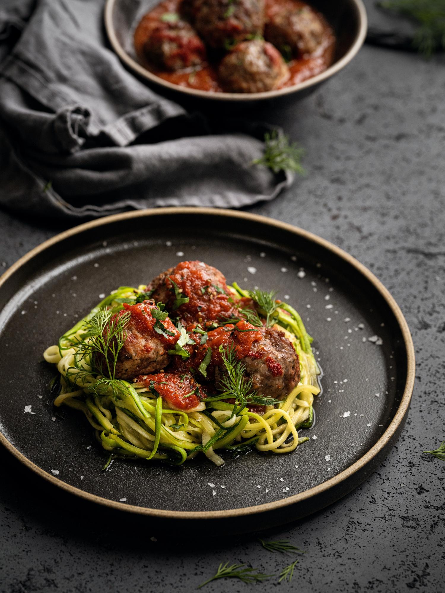 Darált pulykahúsgolyók kaporral és cukkini spagettivel