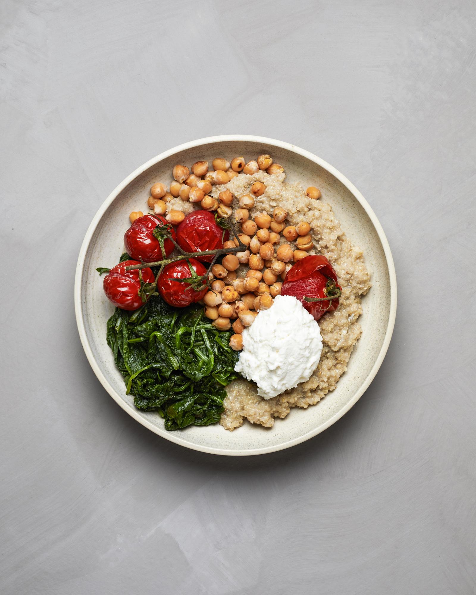 Quinoakása ricottával, sült paradicsommal és csicseriborsóval