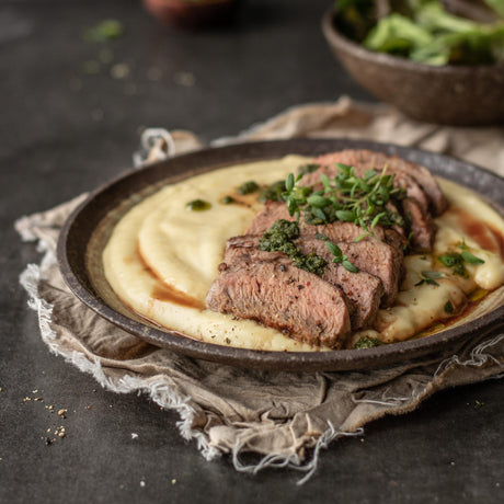 Marha rump steak paszternákpürével és kakukkfüves pesztóval