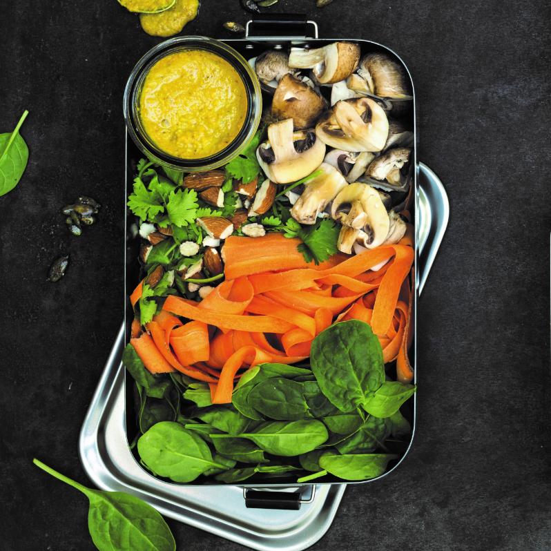 Saláta kókuszos öntettel