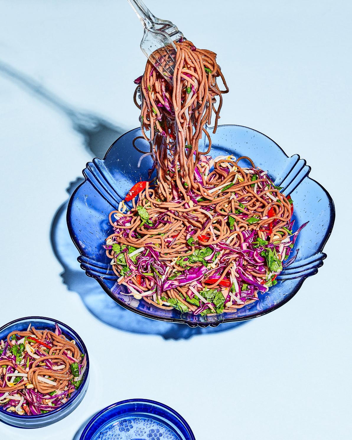 Saláta vörös káposztával, korianderrel és soba tésztával