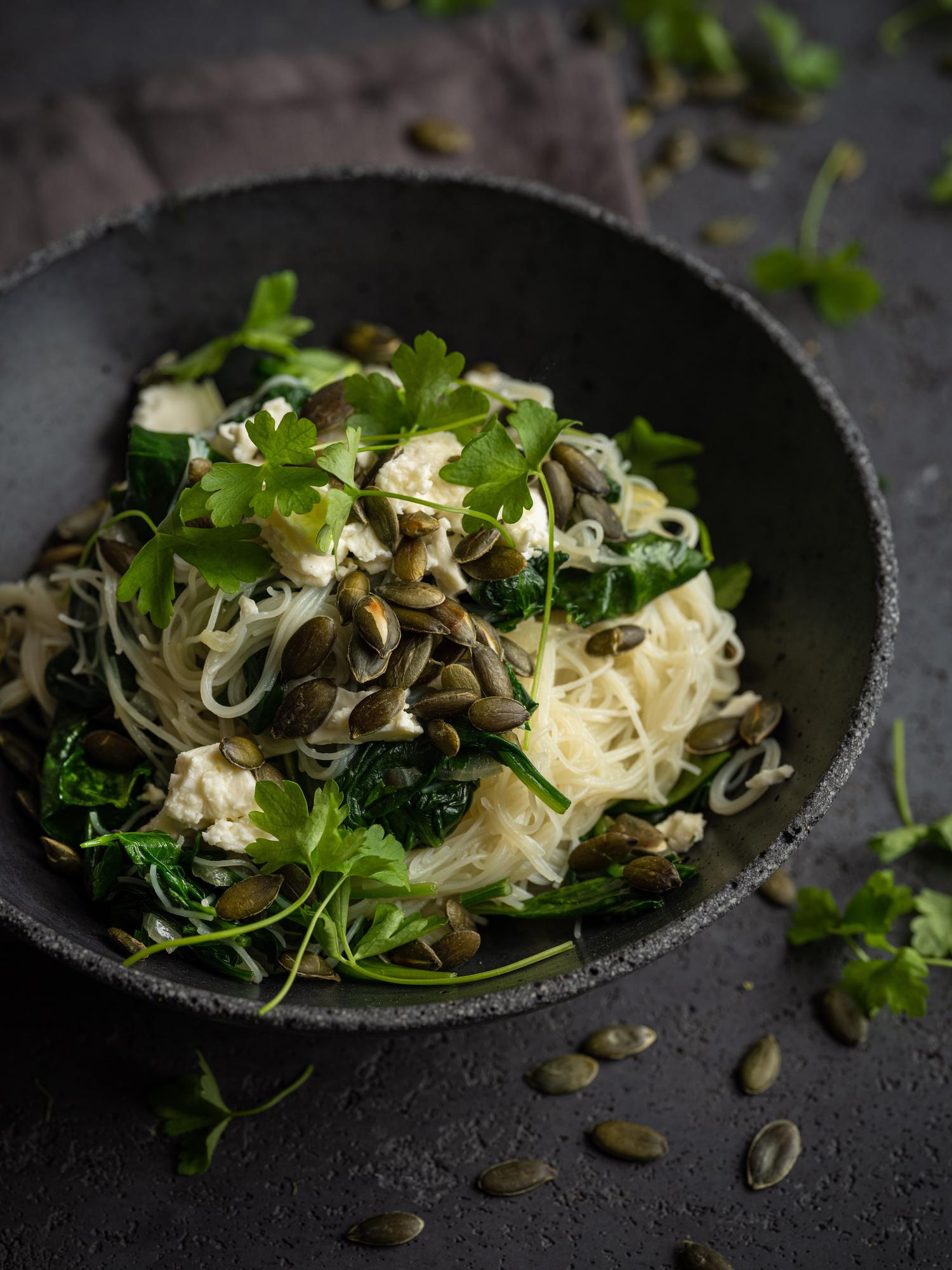 Gyors rizstészta spenóttal, tökmag­gal és balkáni sajttal