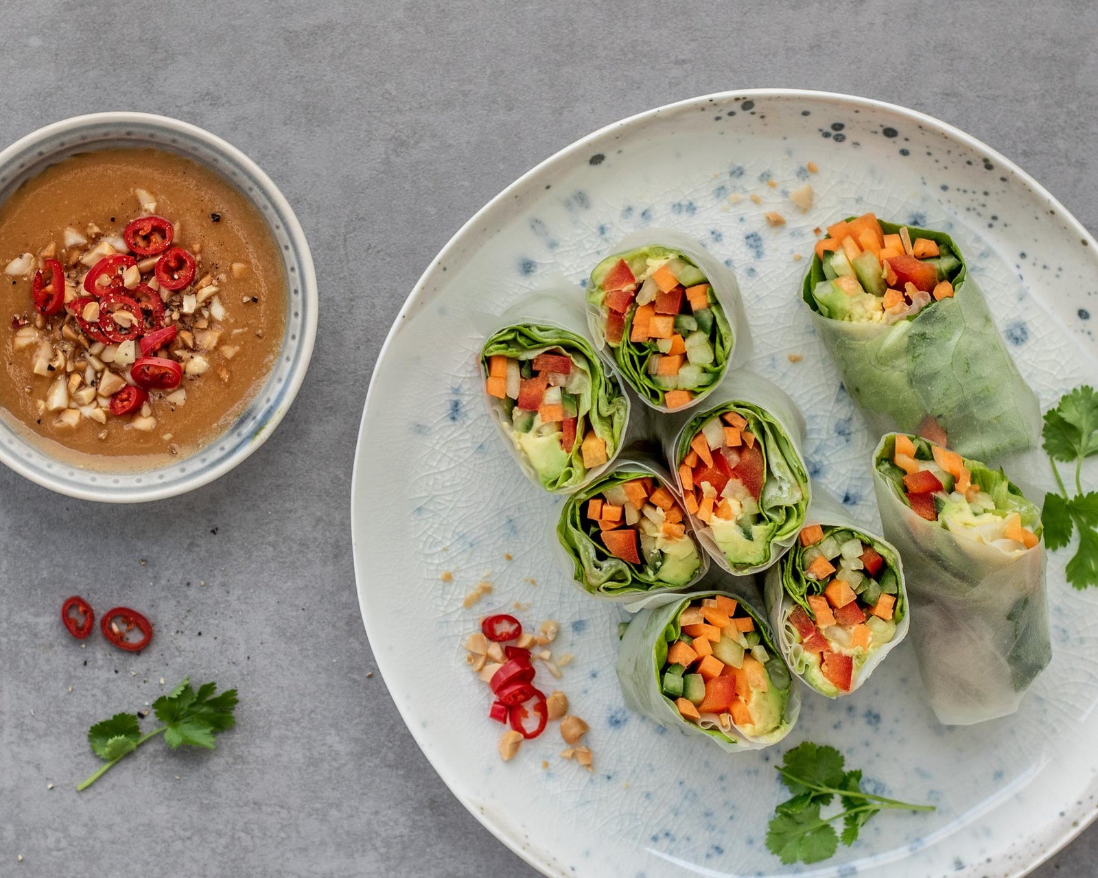 Nyári zöldséges tekercsek mogyorószósszal