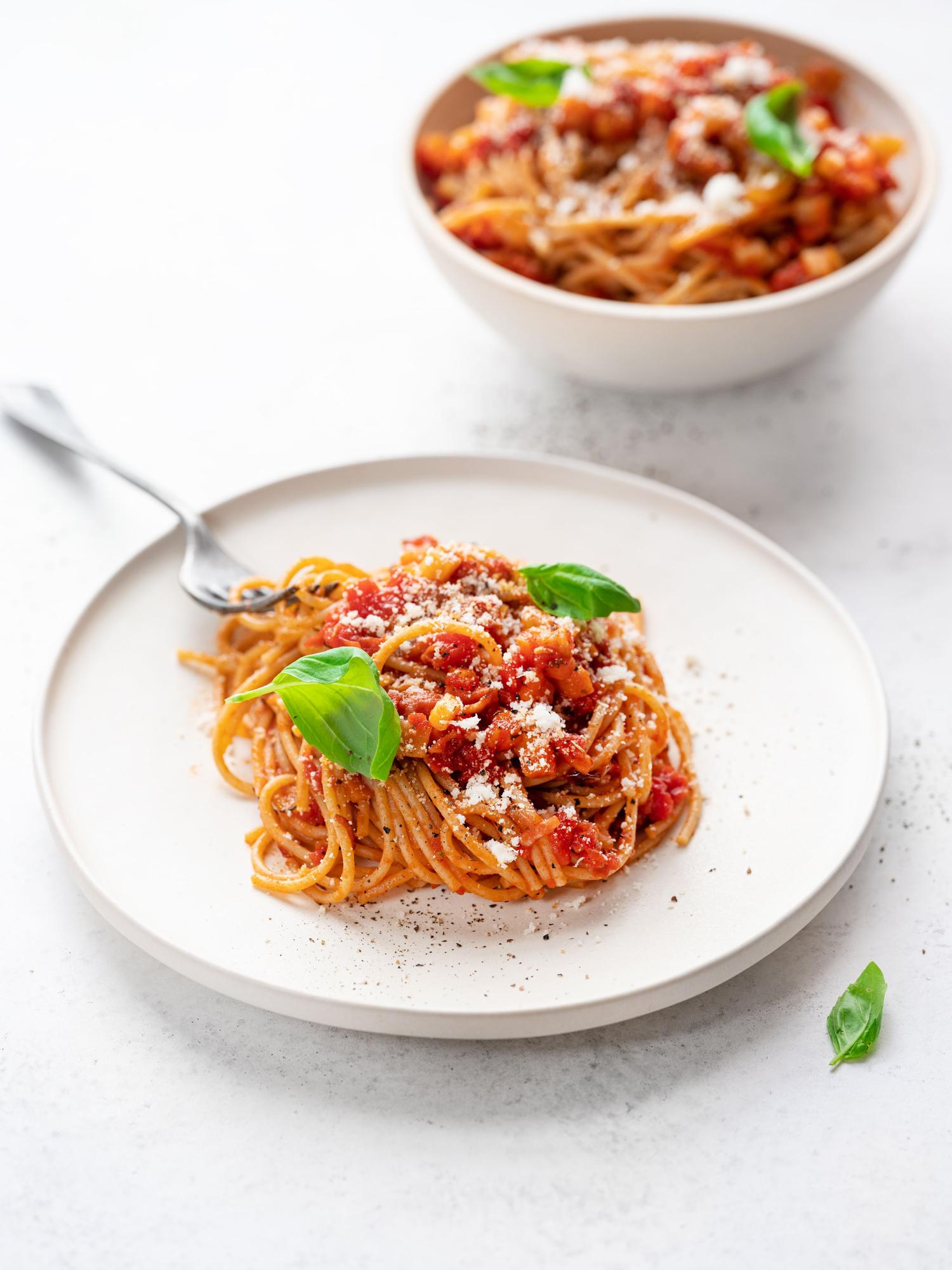 Spagetti paradicsomos szósszal és szárított sonkával