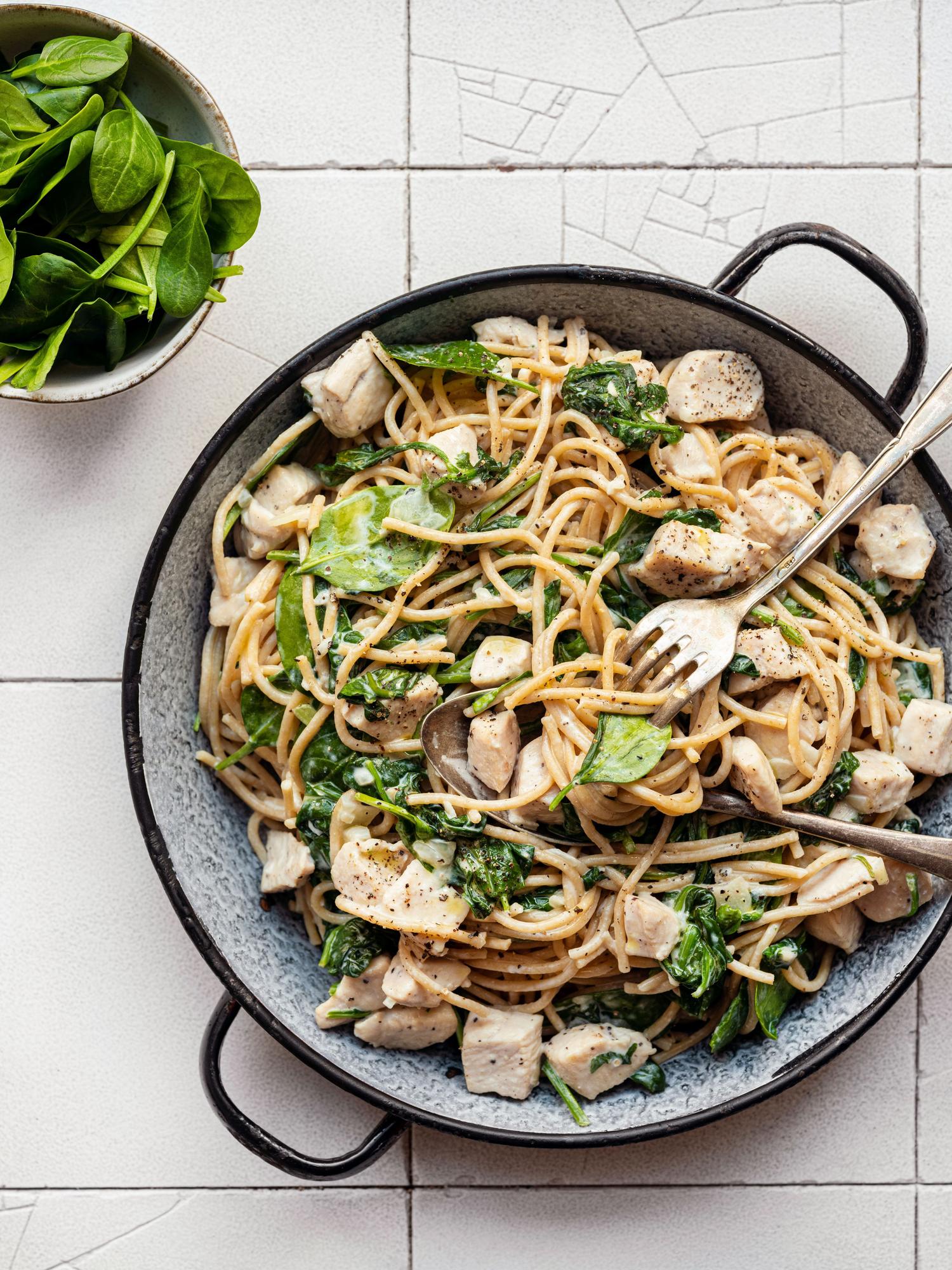 Spagetti spenóttal, sajttal és csirkehússal