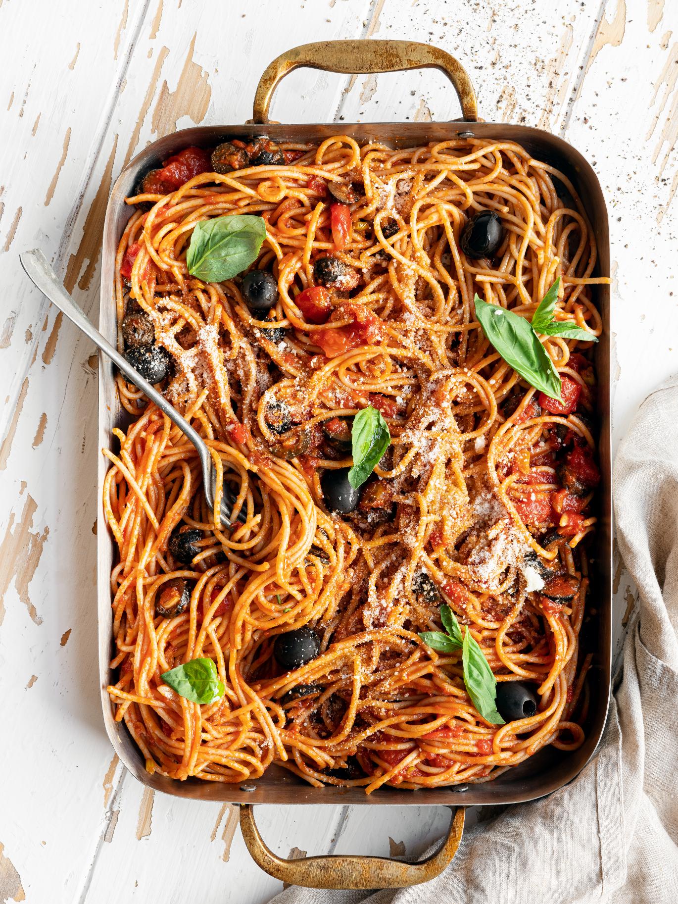 Spagetti paradicsombazsalikomos szósszal és olívával