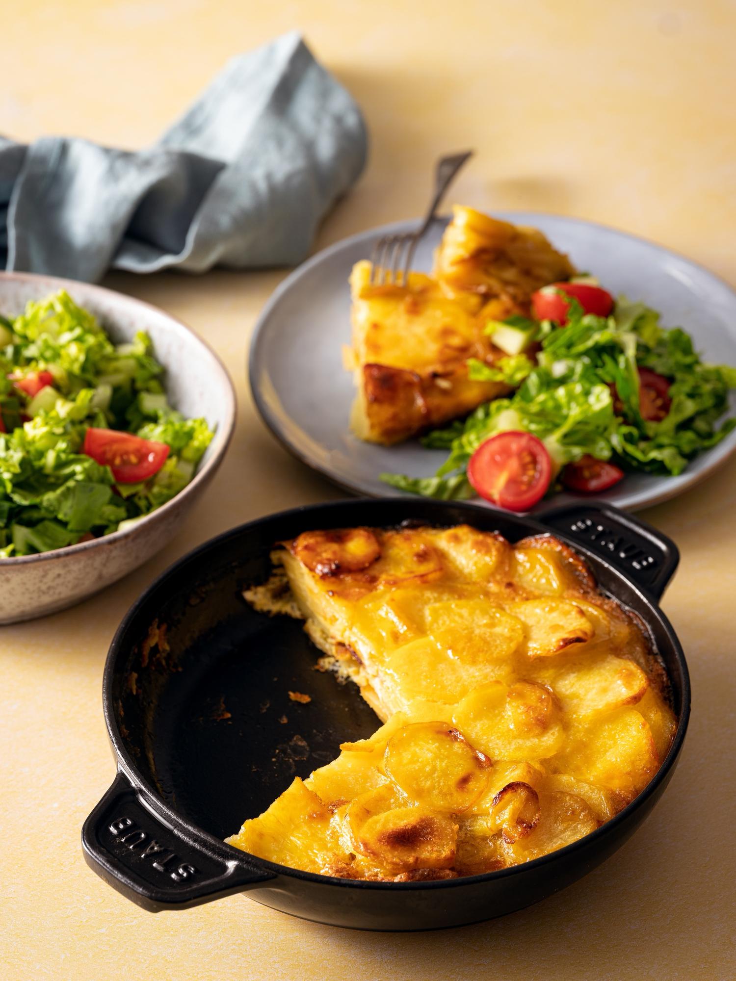 Spanyol burgonyás tortilla salátával