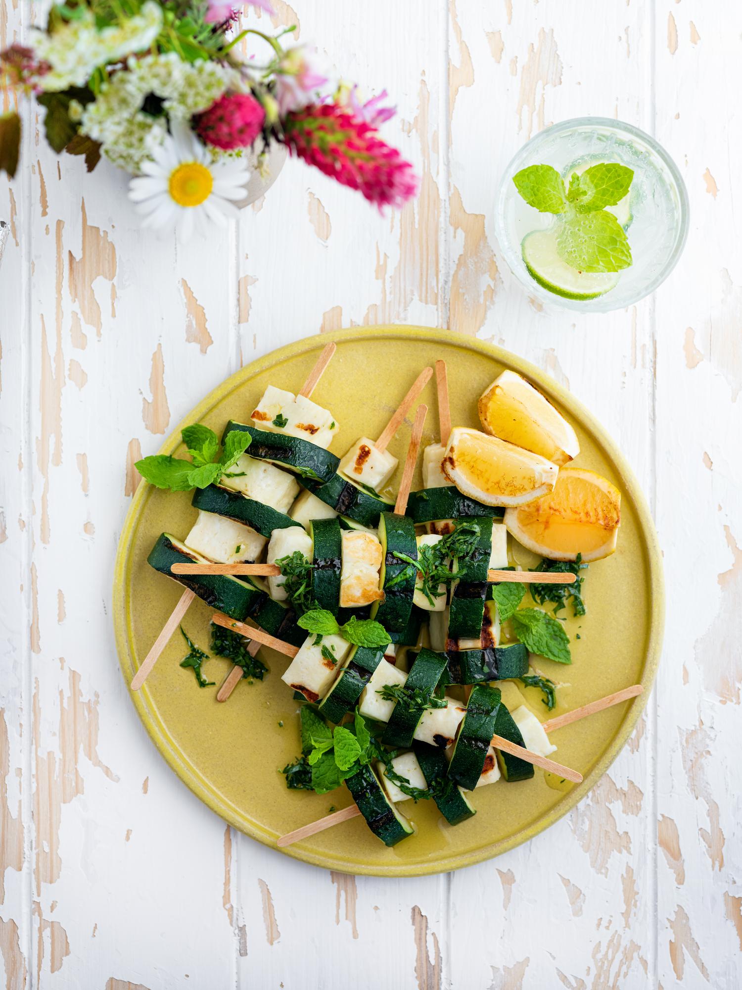 Nyárs cukkiniből és halloumi sajtból
