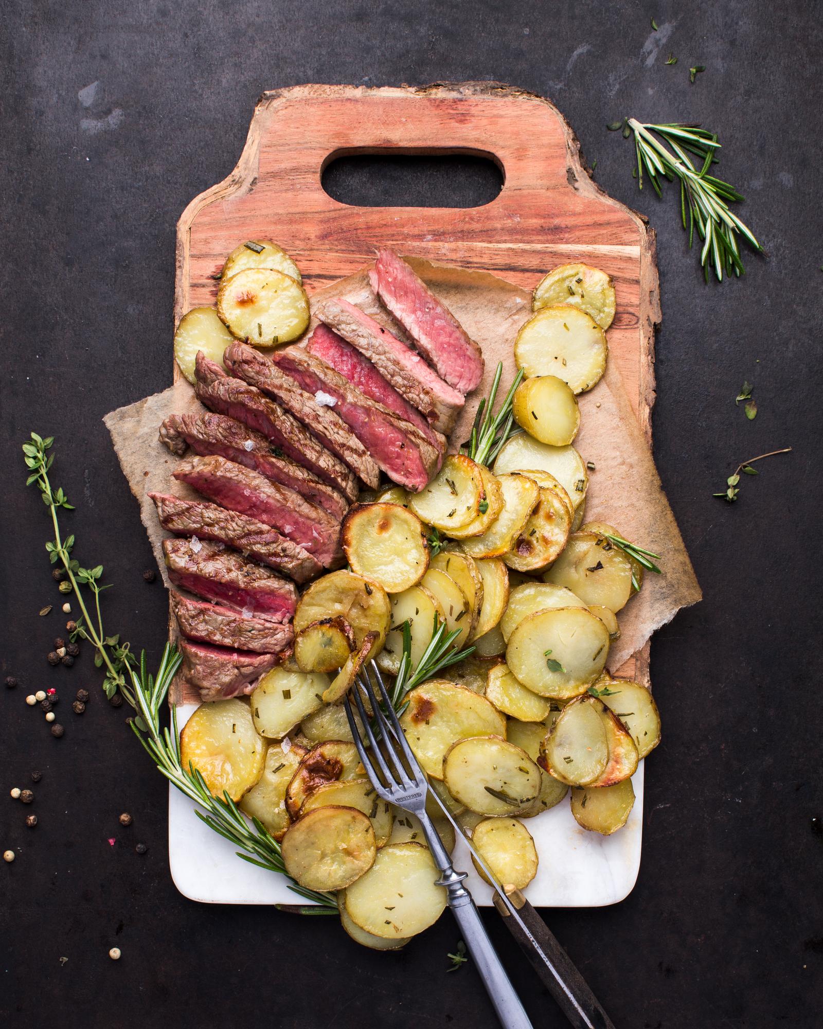 Steak rozmaringos burgonyával