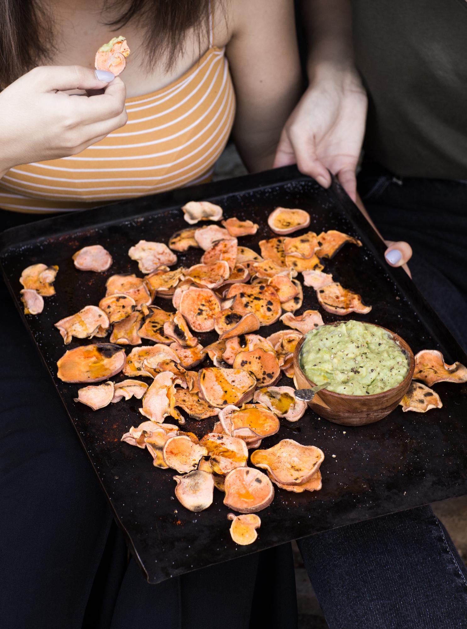 Édesburgonyachips avokádódippel