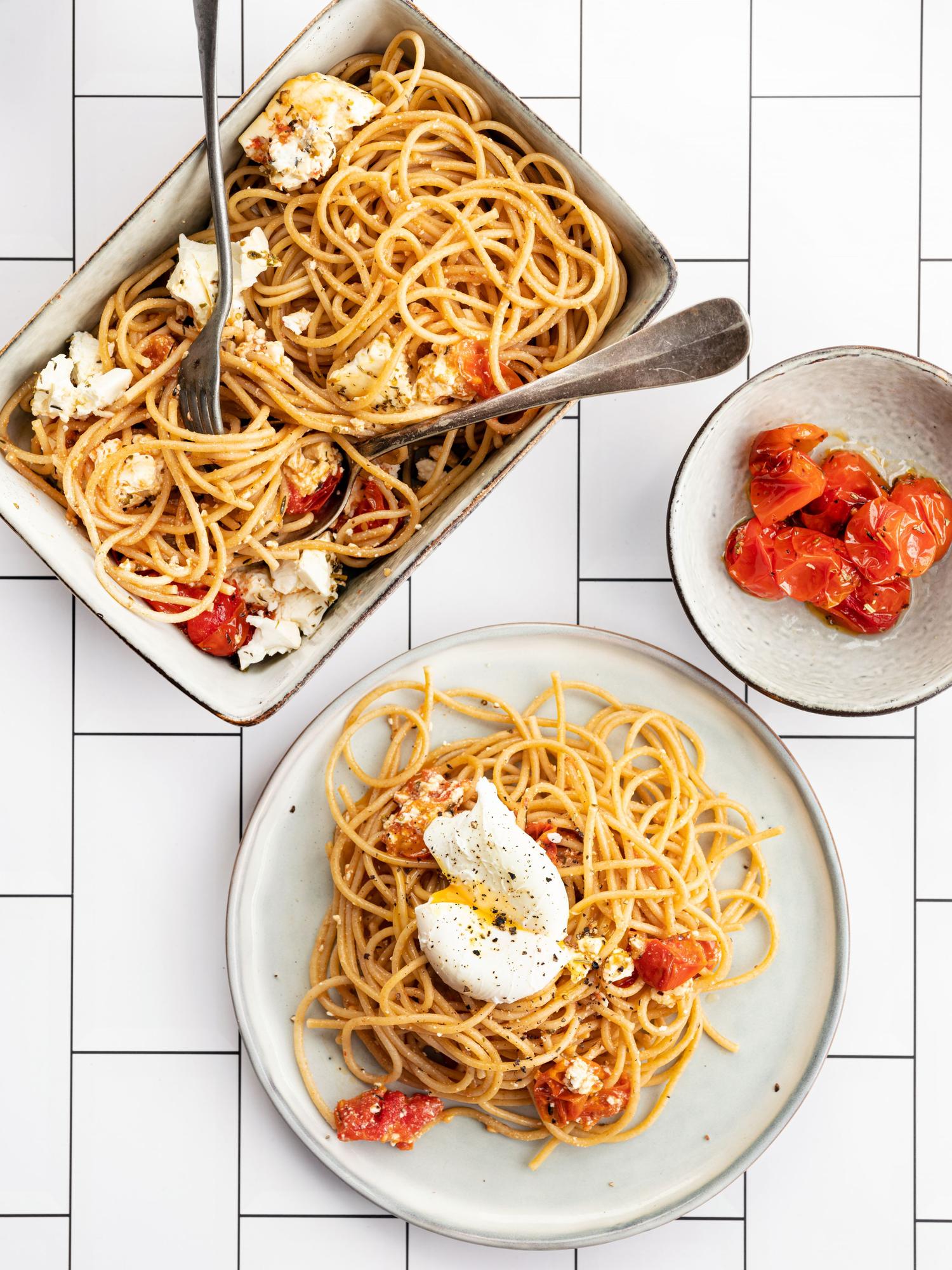 Tészta sült paradicsommal és buggyantott tojással